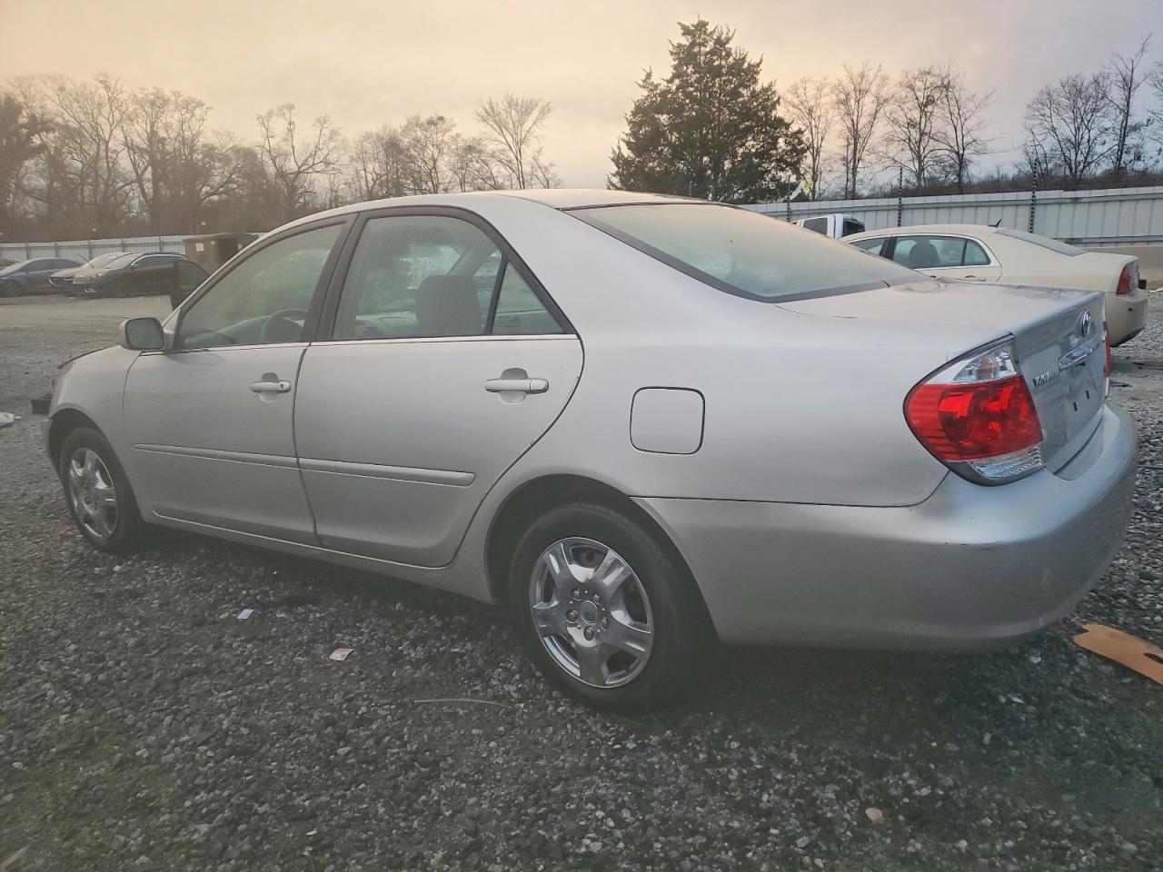 2005 TOYOTA CAMRY LE photo 2