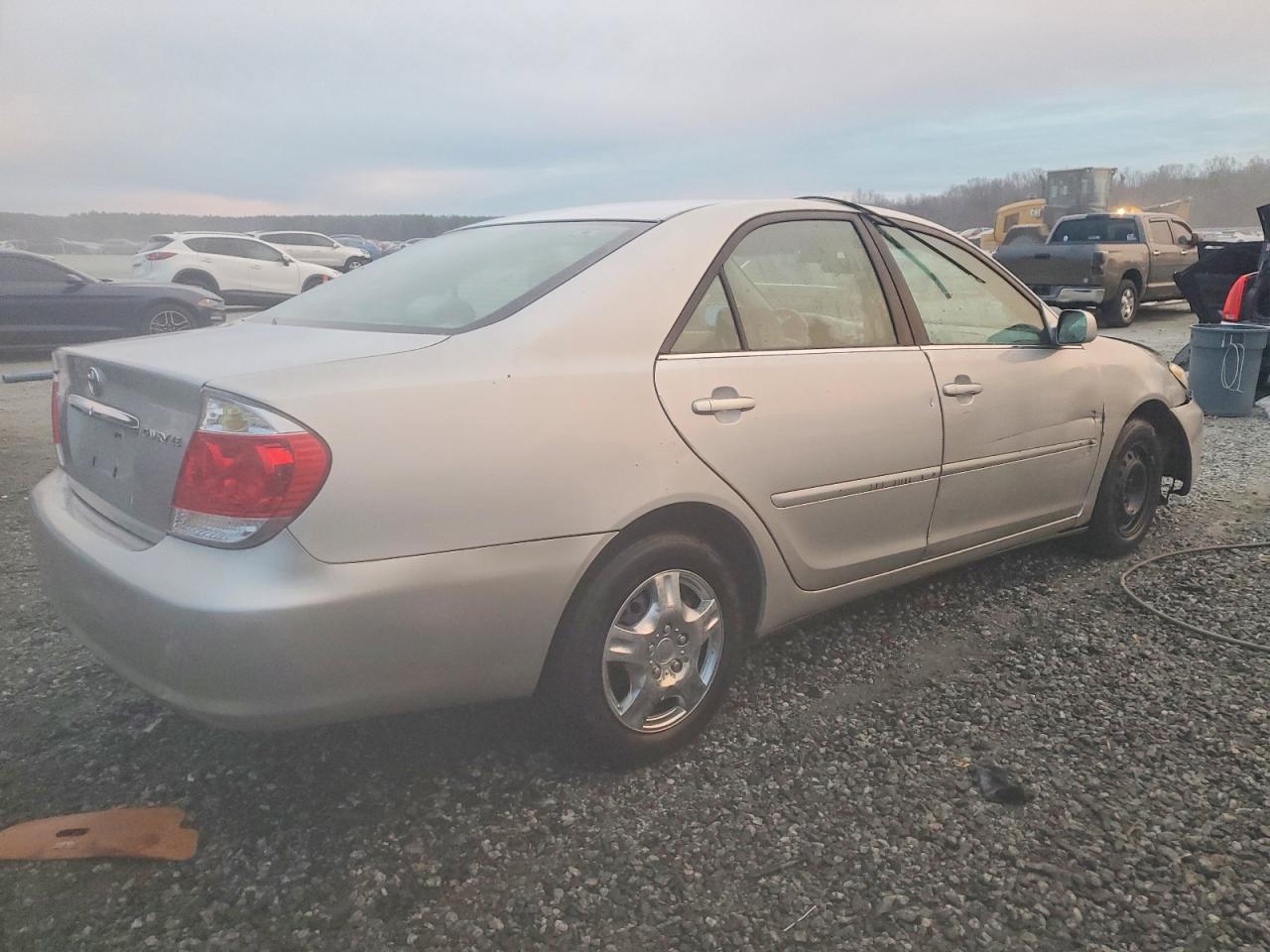 2005 TOYOTA CAMRY LE photo 3