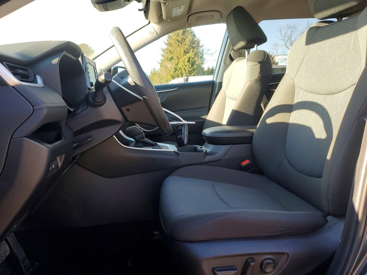 2022 TOYOTA RAV4 XLE photo 7