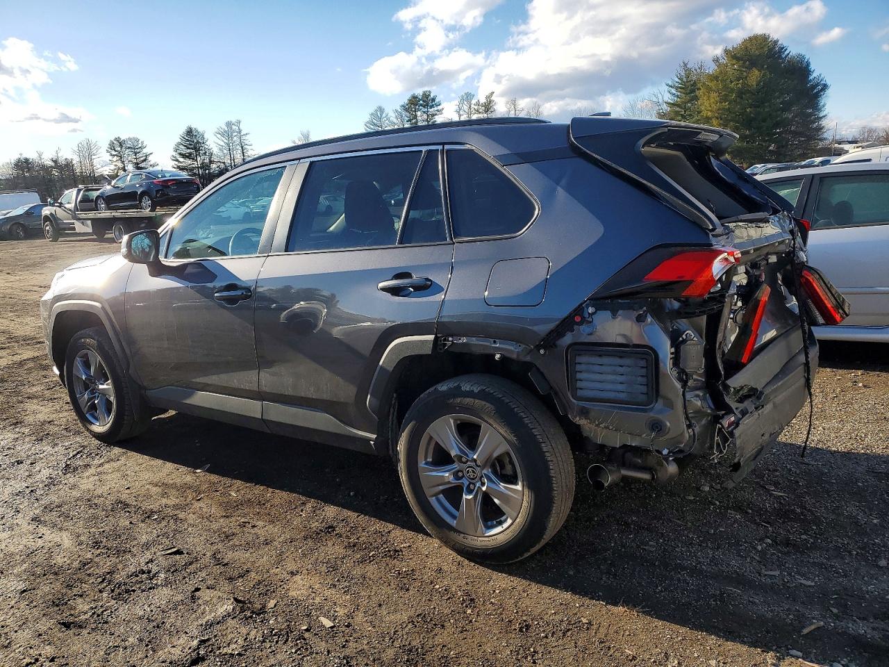 2022 TOYOTA RAV4 XLE photo 2