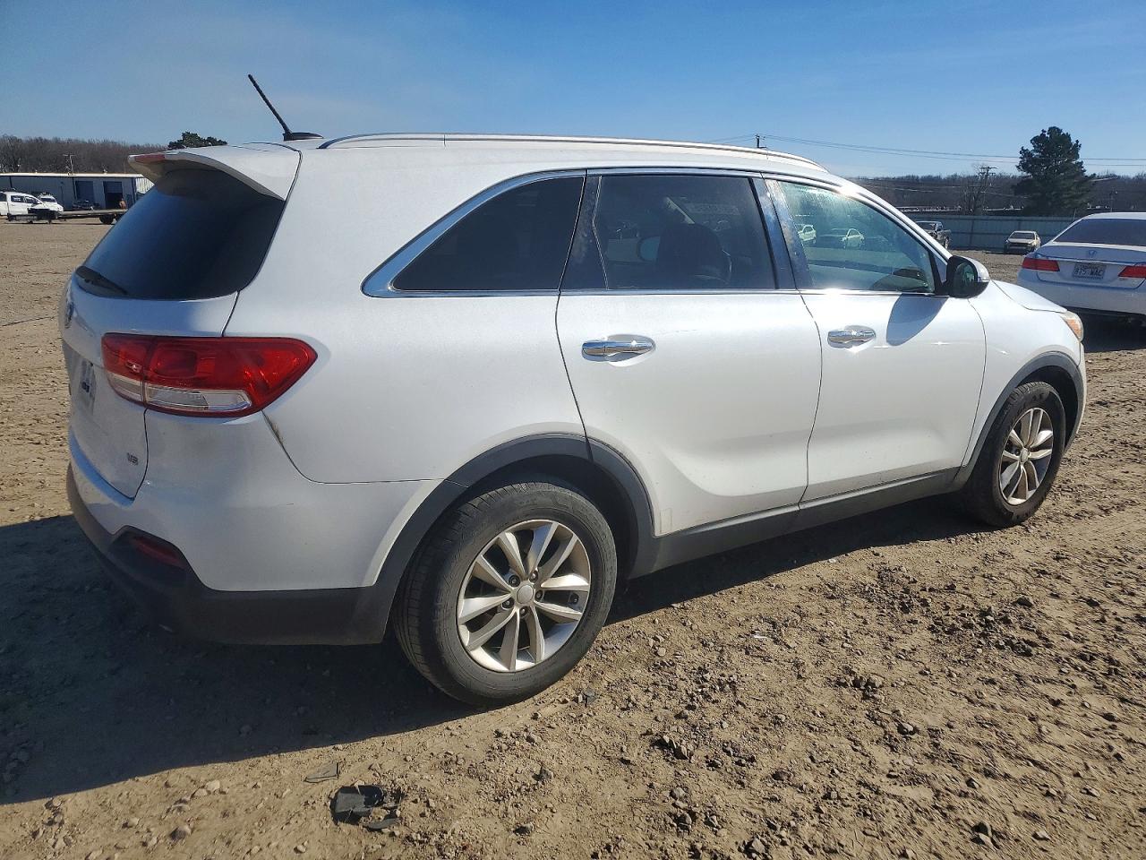 2017 KIA SORENTO LX photo 3