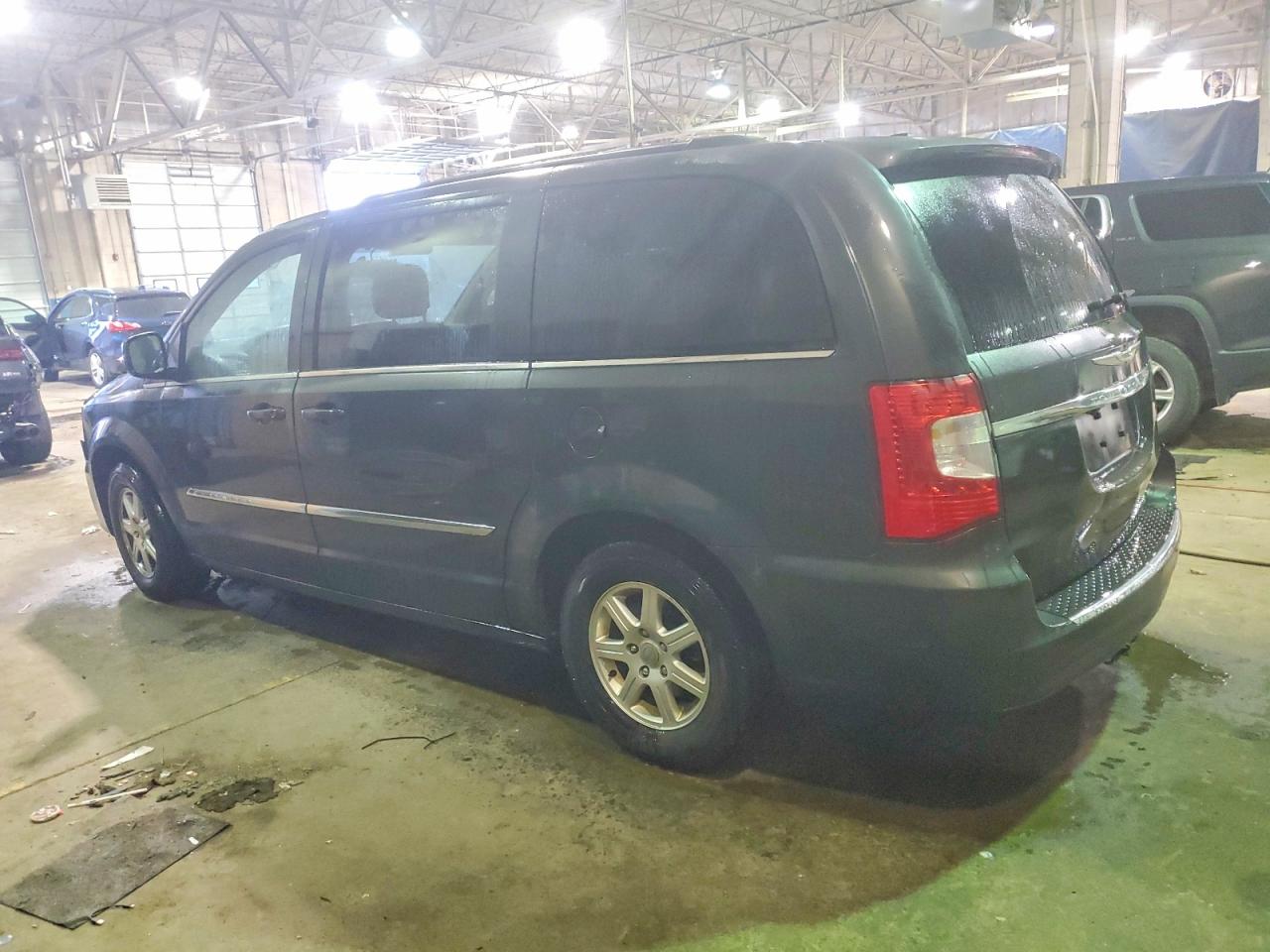 2012 CHRYSLER TOWN & COUNTRY TOURING photo 2
