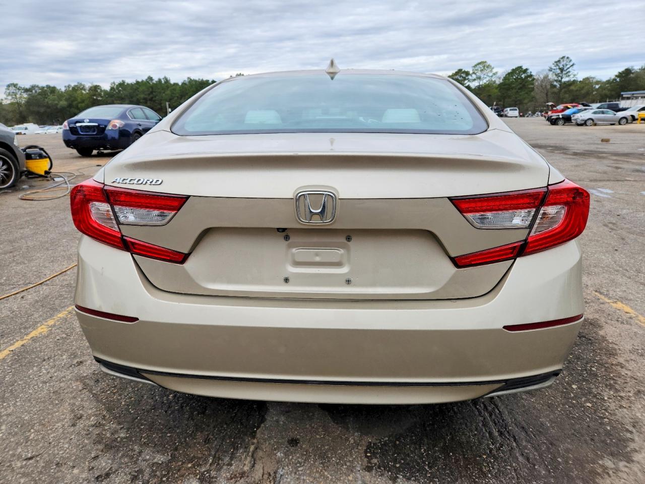 2018 HONDA ACCORD LX photo 6
