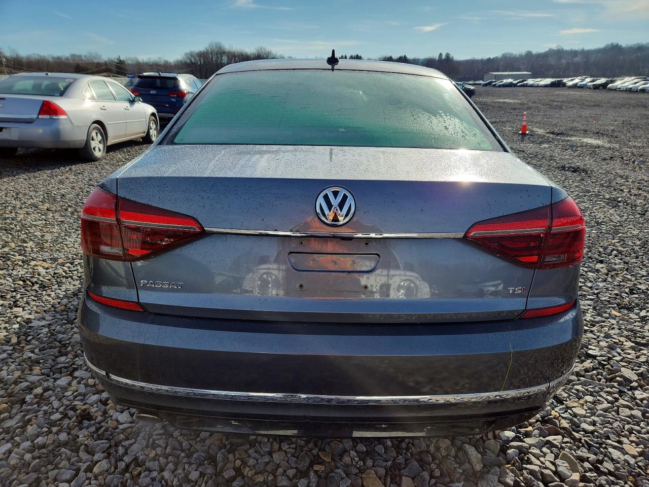2017 VOLKSWAGEN PASSAT R-LINE photo 6