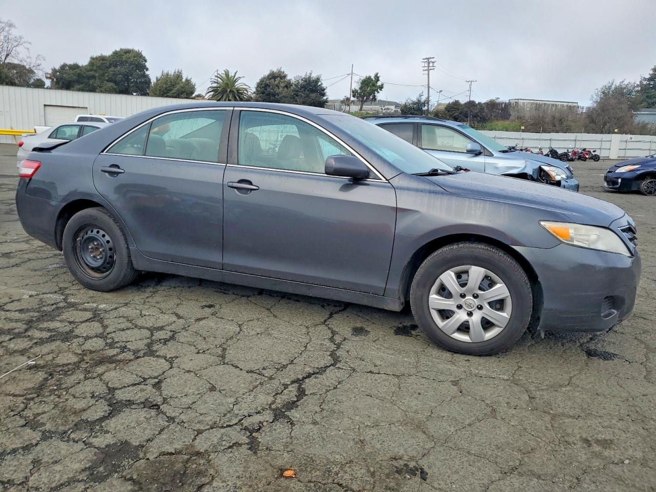 2010 TOYOTA CAMRY BASE photo 4