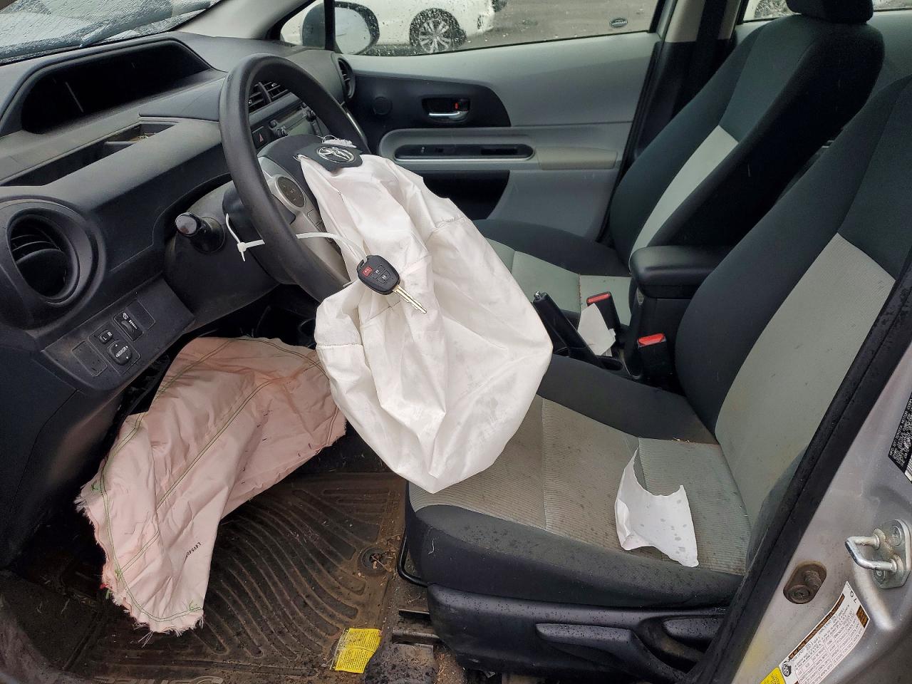 2014 TOYOTA PRIUS C photo 7