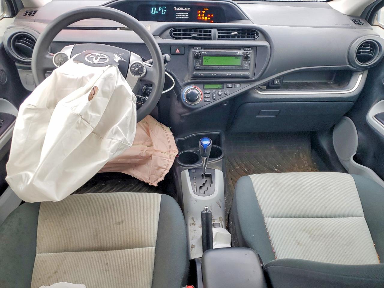 2014 TOYOTA PRIUS C photo 8