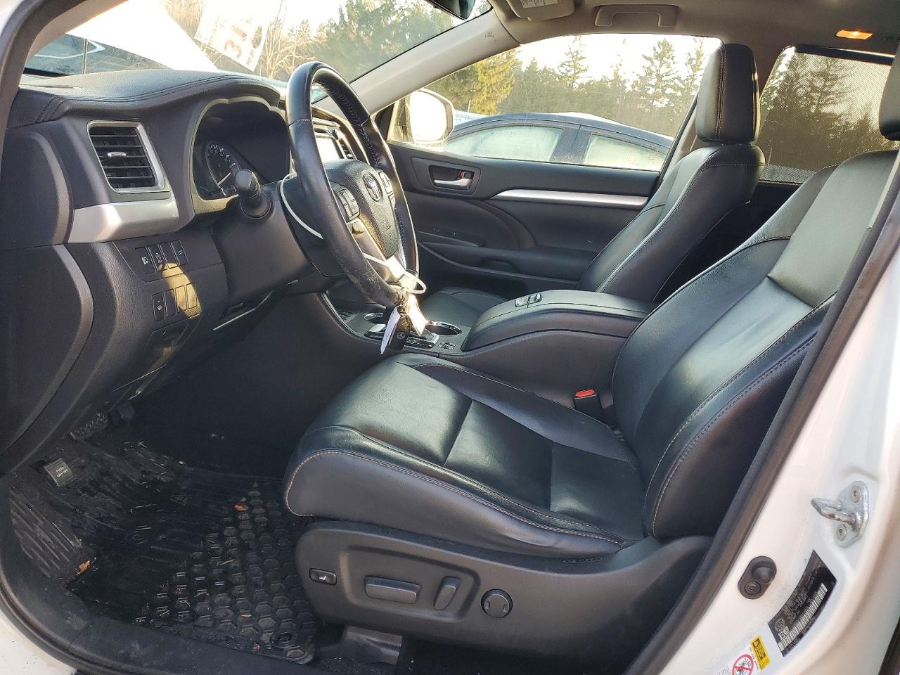 2017 TOYOTA HIGHLANDER SE photo 7