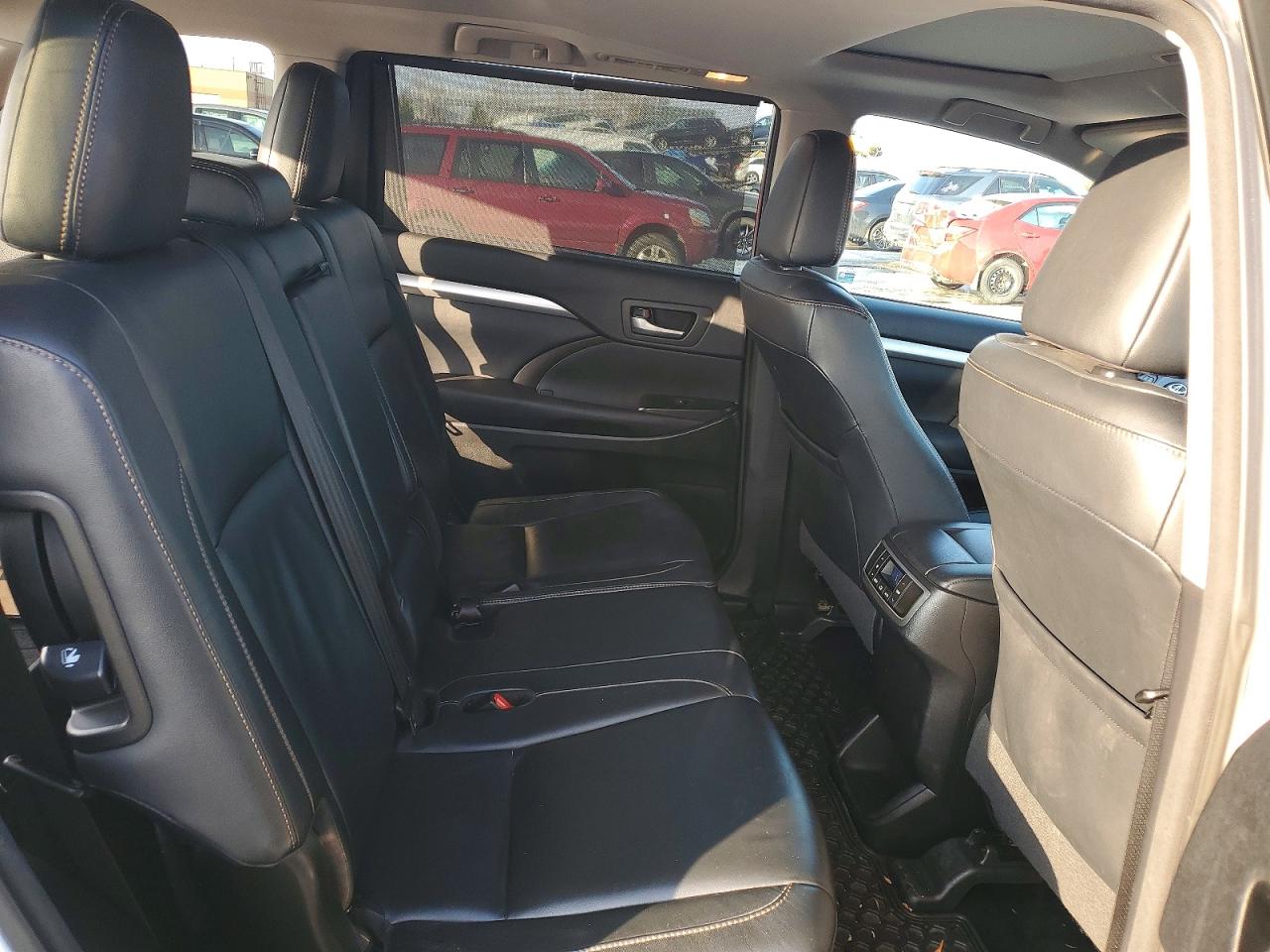 2017 TOYOTA HIGHLANDER SE photo 11