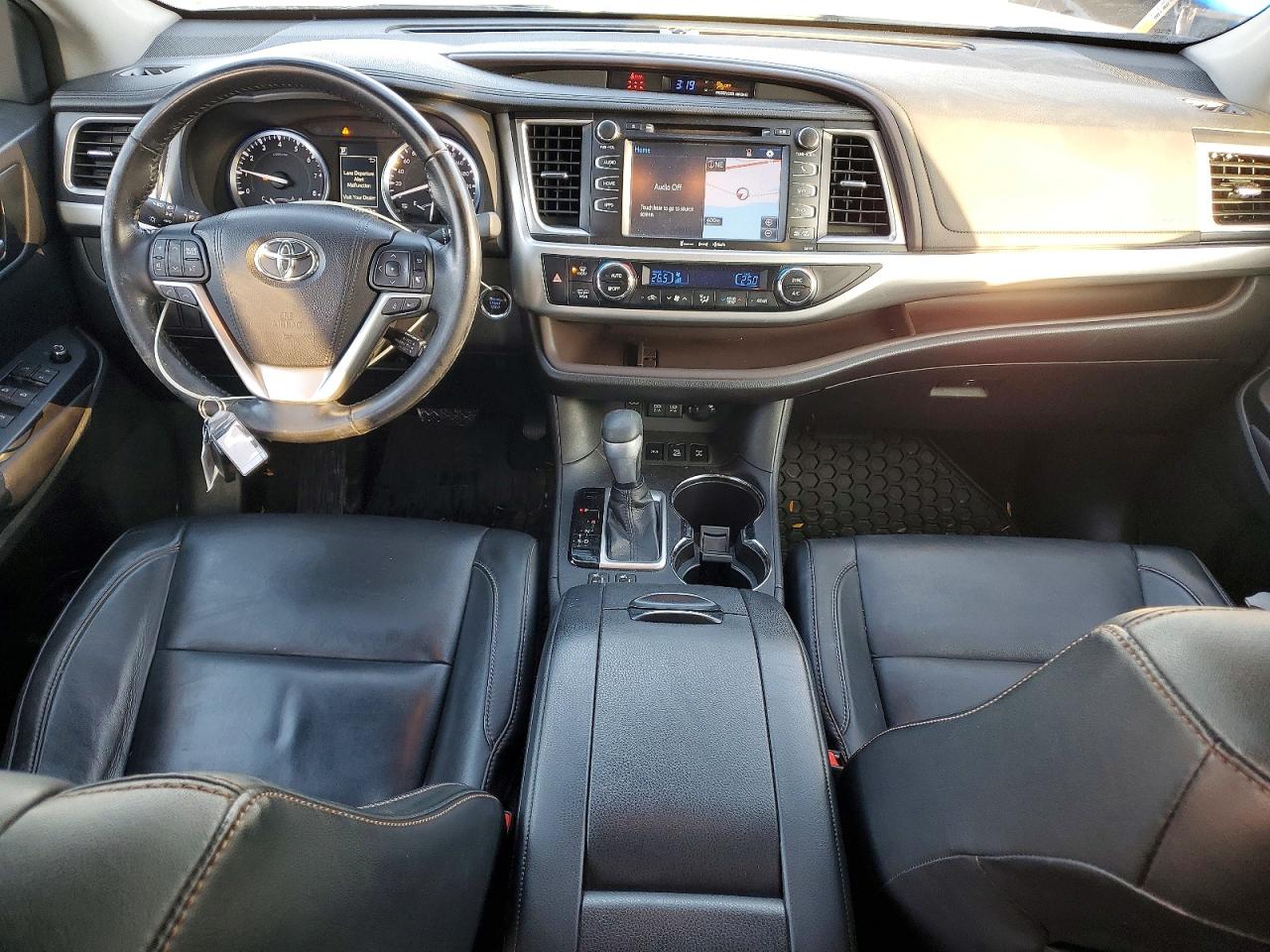2017 TOYOTA HIGHLANDER SE photo 8