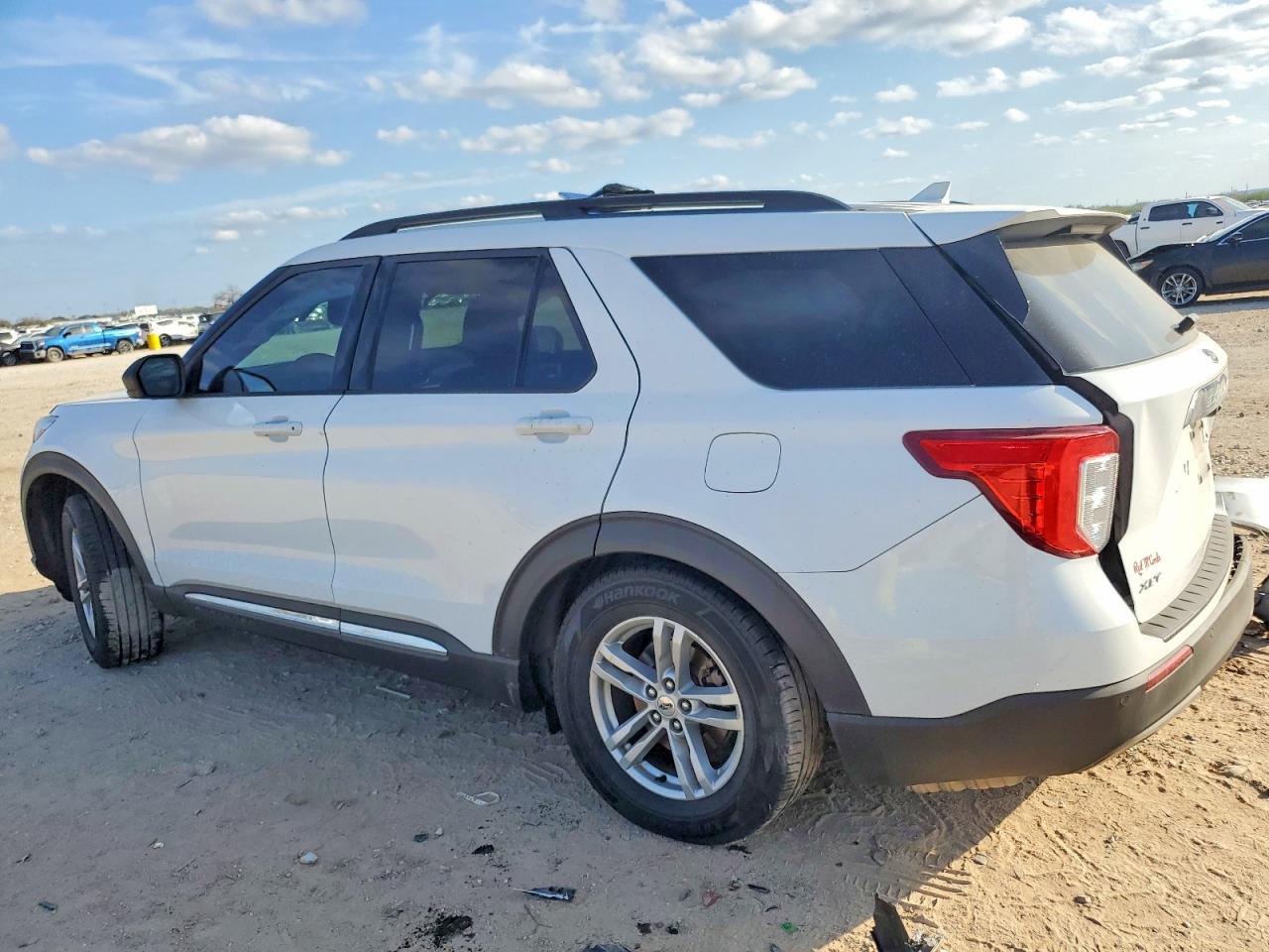 2020 FORD EXPLORER XLT photo 2