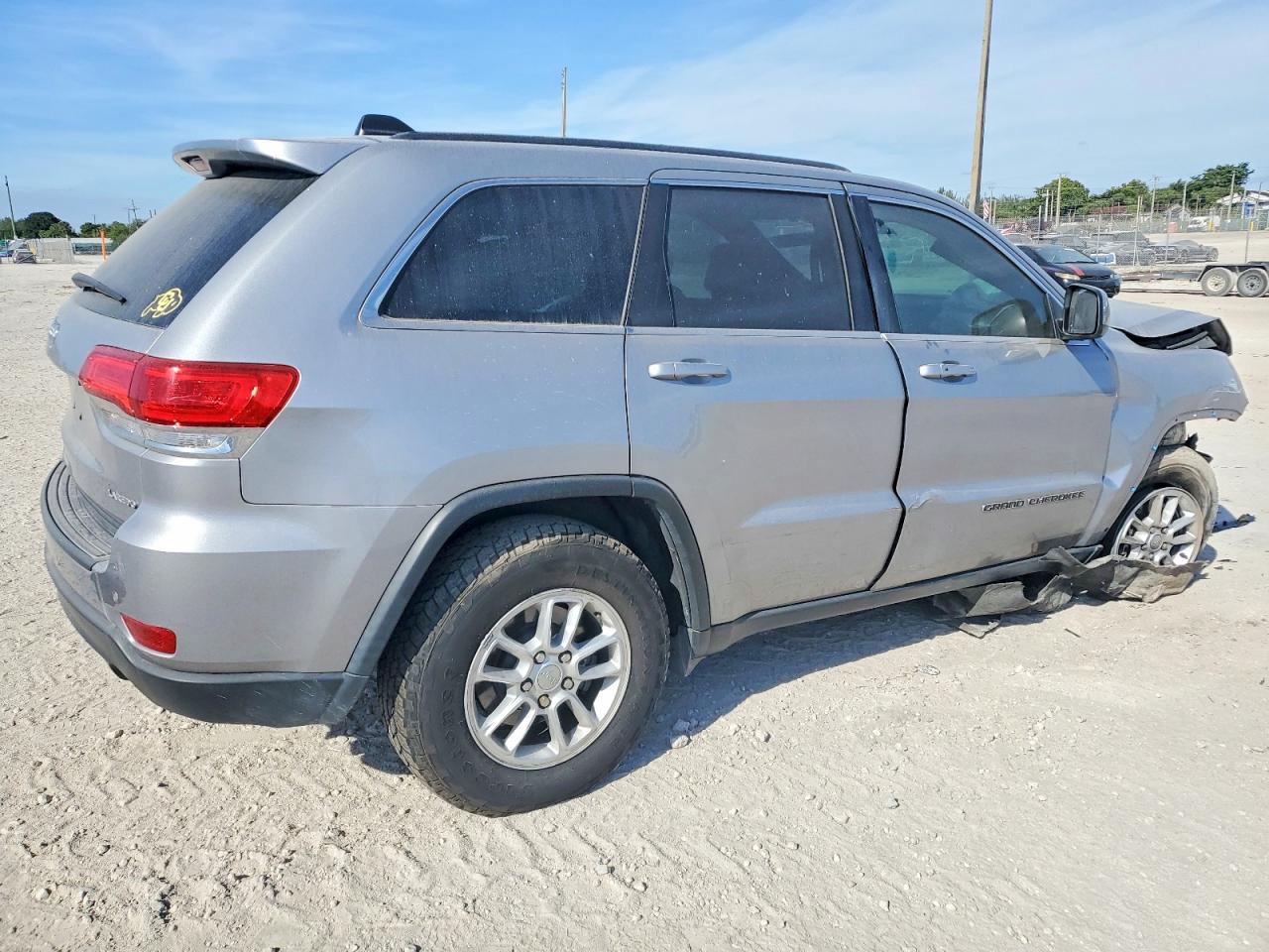2018 JEEP GRAND CHEROKEE LAREDO photo 3