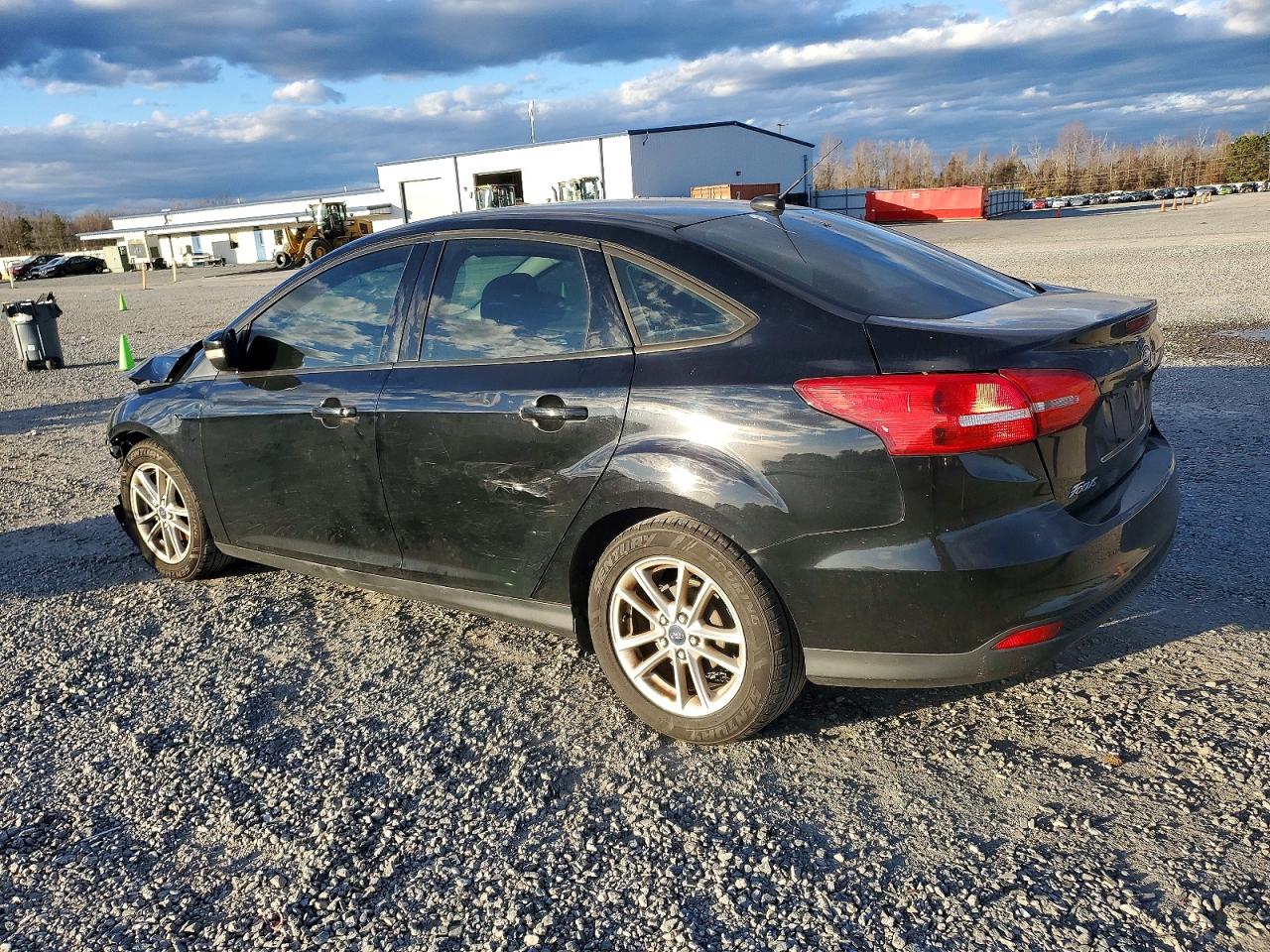 2017 FORD FOCUS SE photo 2
