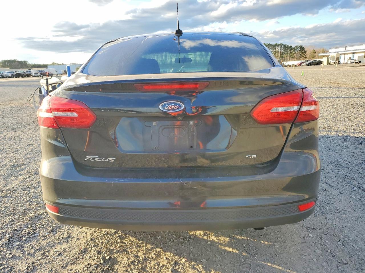 2017 FORD FOCUS SE photo 6