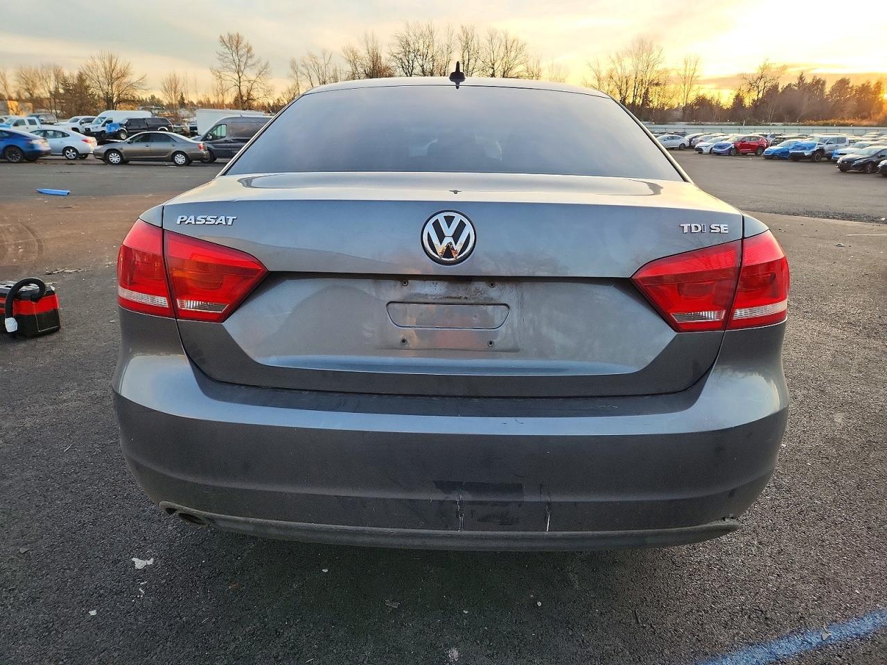 2014 VOLKSWAGEN PASSAT SE photo 6
