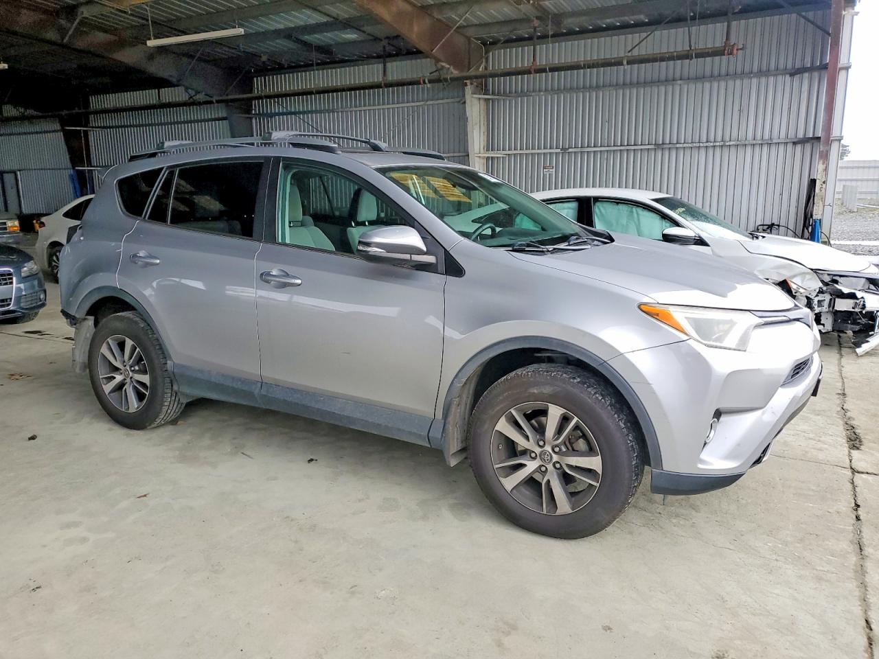 2017 TOYOTA RAV4 XLE photo 4