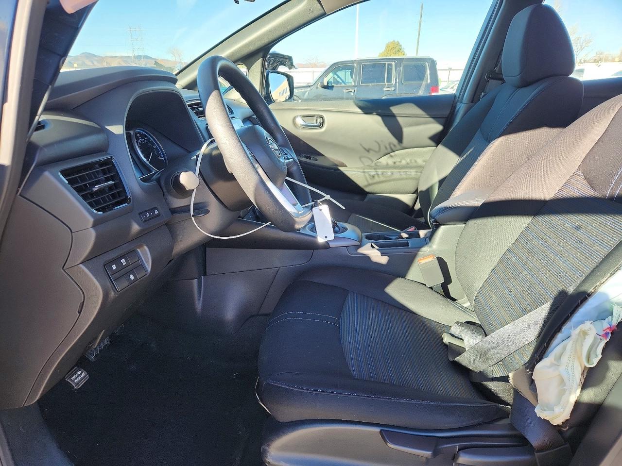 2025 NISSAN LEAF S photo 7