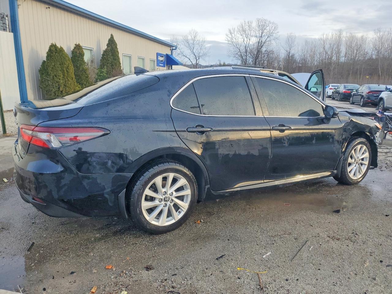 2022 TOYOTA CAMRY LE photo 3