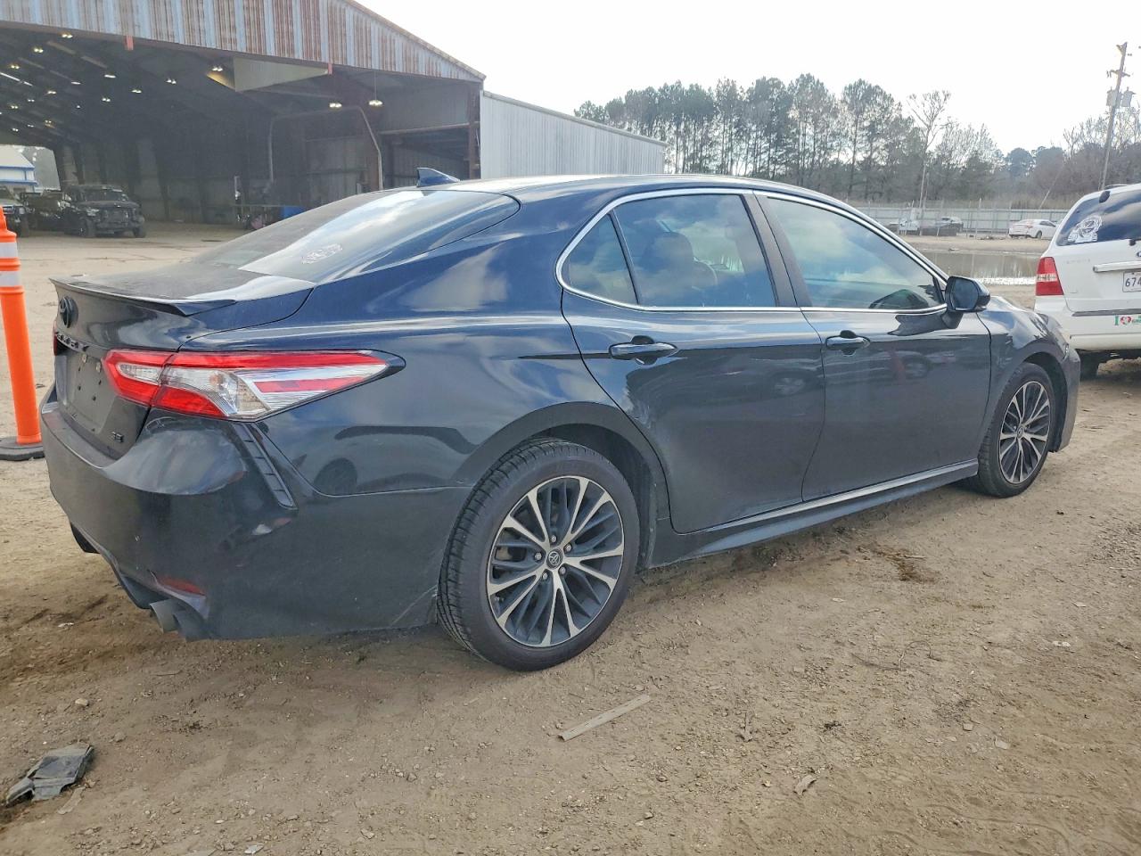 2019 TOYOTA CAMRY L photo 3