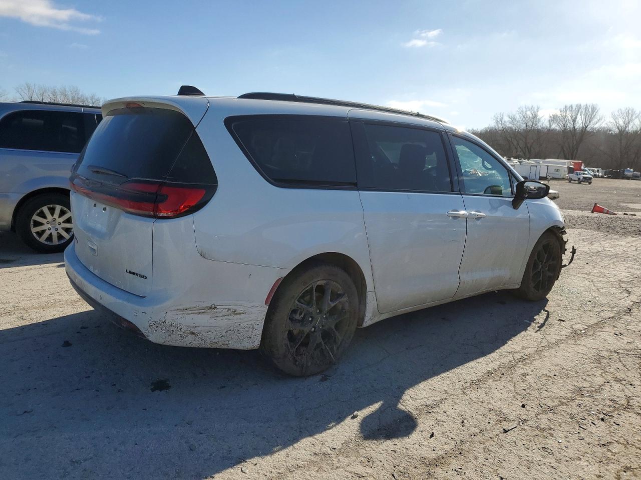 2024 CHRYSLER PACIFICA LIMITED photo 3