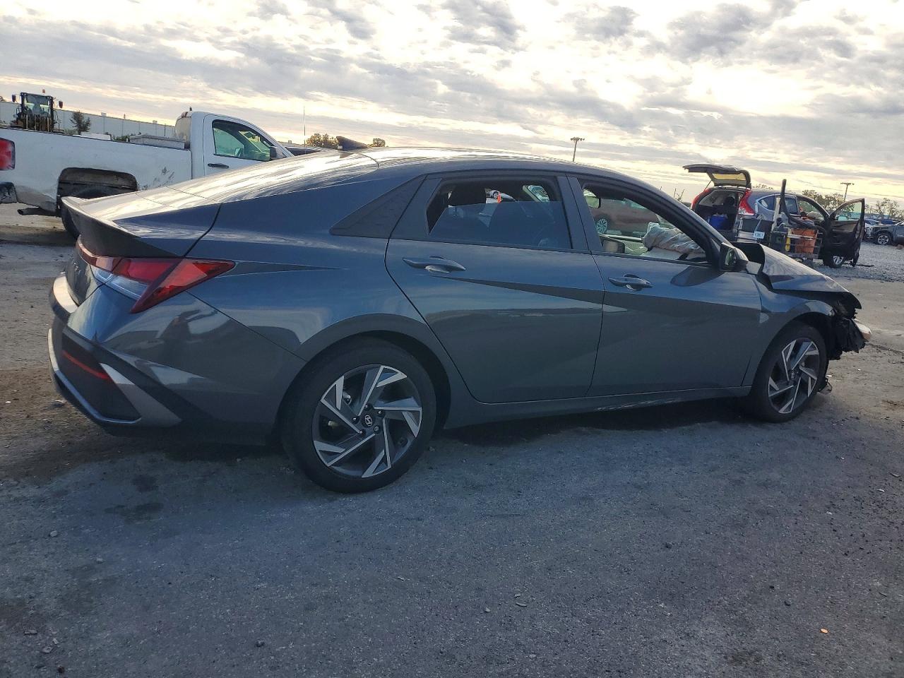 2025 HYUNDAI ELANTRA SEL SPORT photo 3