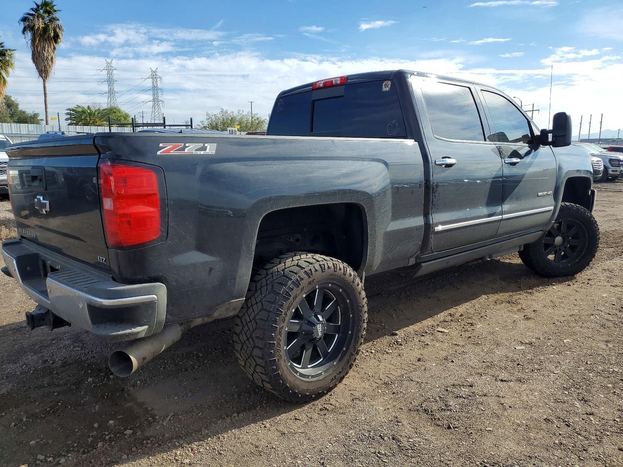 2015 CHEVROLET SILVERADO K2500 HEAVY DUTY LTZ photo 3