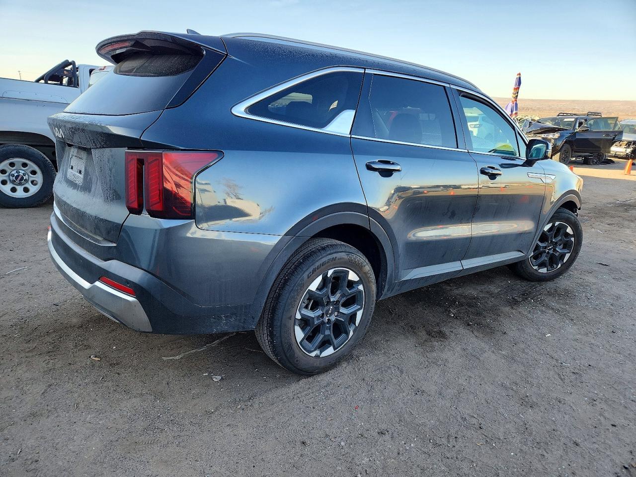 2024 KIA SORENTO S photo 5