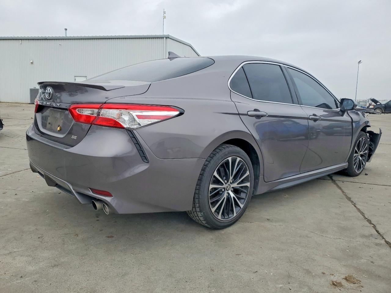 2020 TOYOTA CAMRY SE photo 3