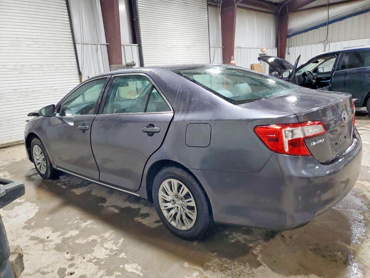 2014 TOYOTA CAMRY LE photo 2