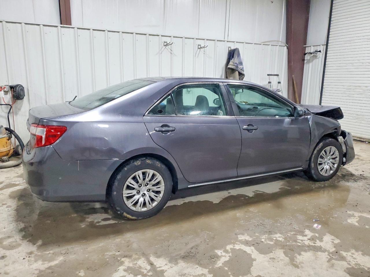 2014 TOYOTA CAMRY LE photo 3