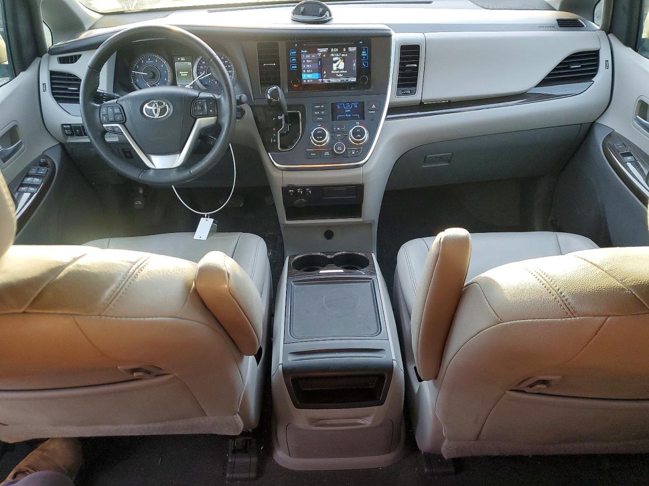 2017 TOYOTA SIENNA XLE photo 8