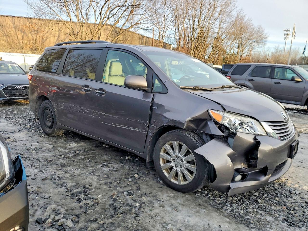2017 TOYOTA SIENNA XLE photo 4
