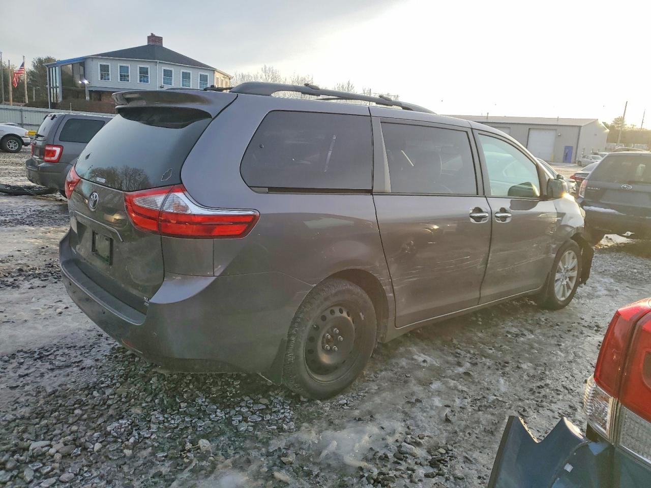 2017 TOYOTA SIENNA XLE photo 3
