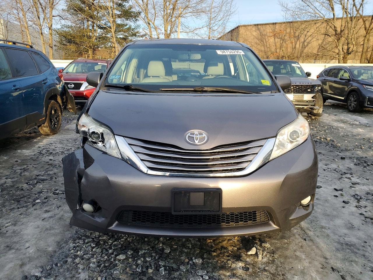 2017 TOYOTA SIENNA XLE photo 5