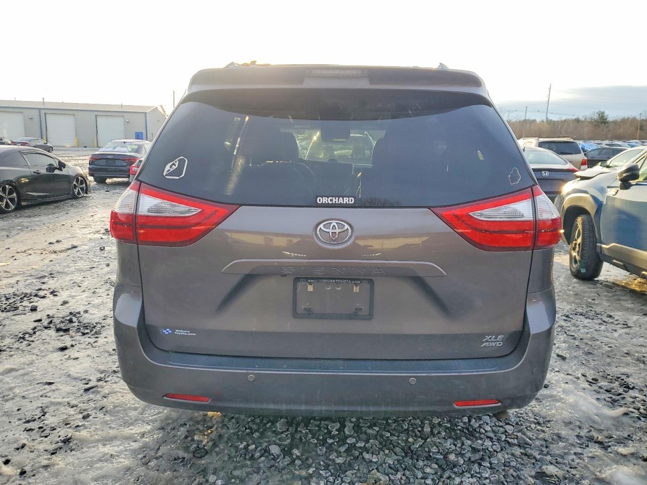 2017 TOYOTA SIENNA XLE photo 6