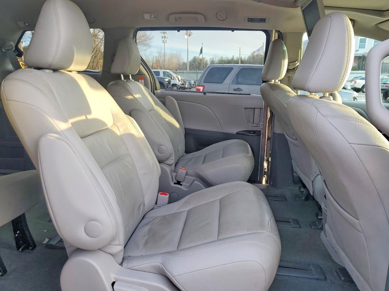 2017 TOYOTA SIENNA XLE photo 11