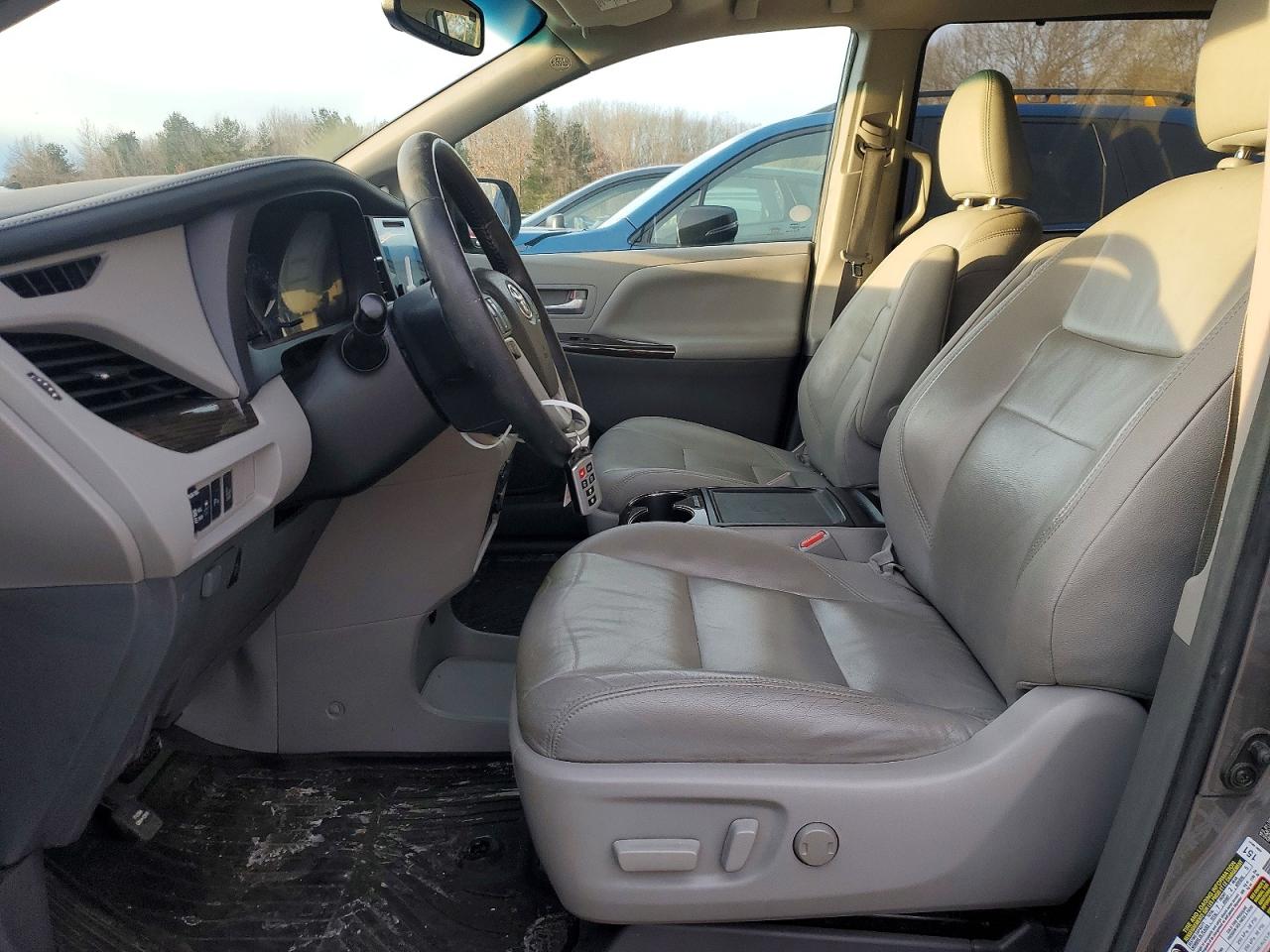2017 TOYOTA SIENNA XLE photo 7