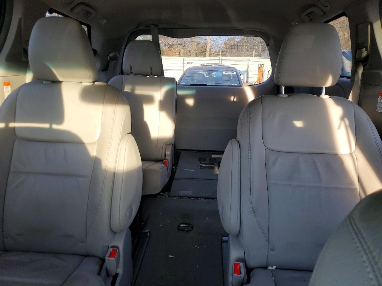 2017 TOYOTA SIENNA XLE photo 10