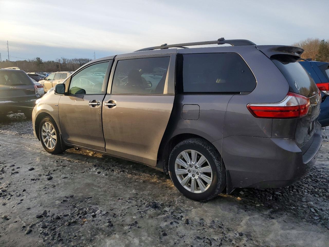 2017 TOYOTA SIENNA XLE photo 2