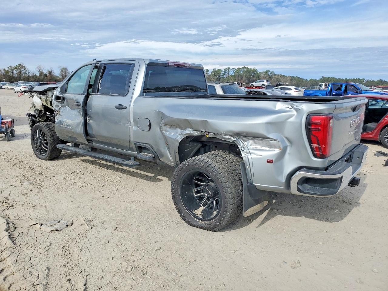 2025 GMC SIERRA K3500 photo 2