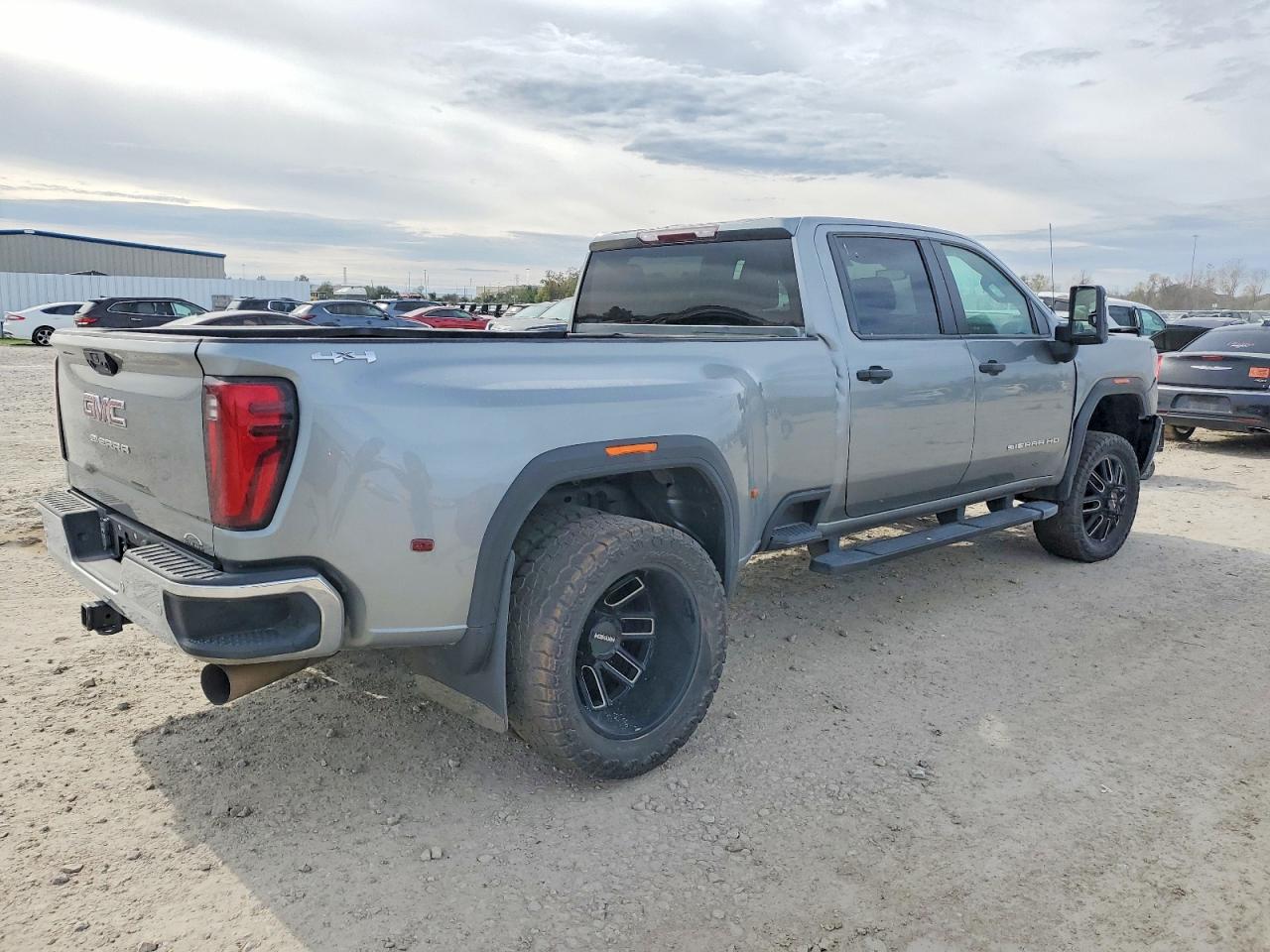 2025 GMC SIERRA K3500 photo 3