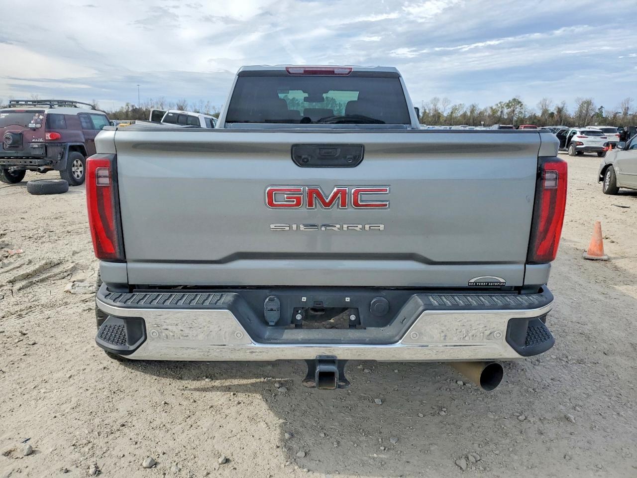 2025 GMC SIERRA K3500 photo 6