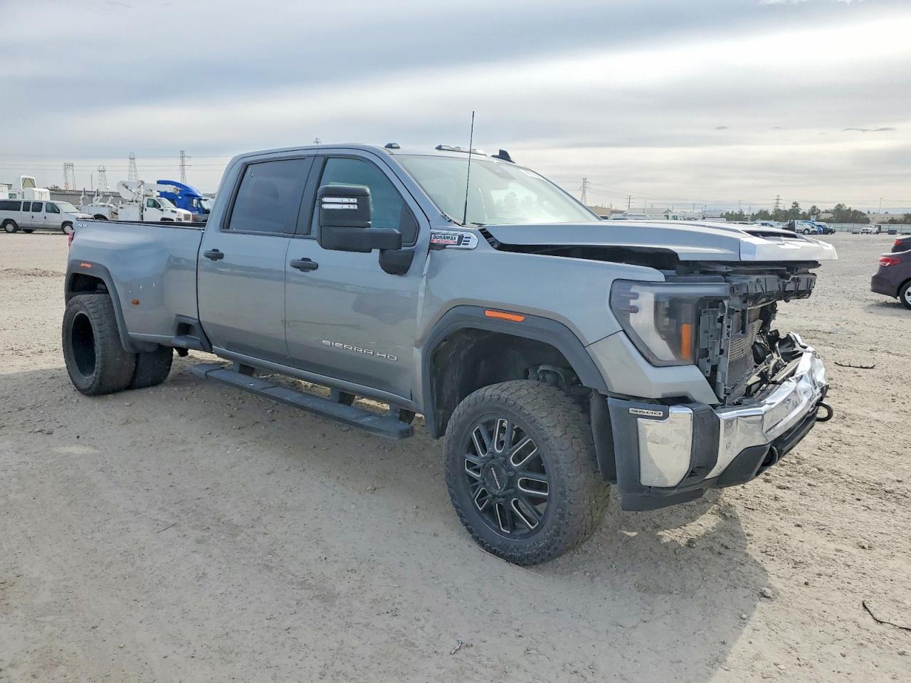 2025 GMC SIERRA K3500 photo 4