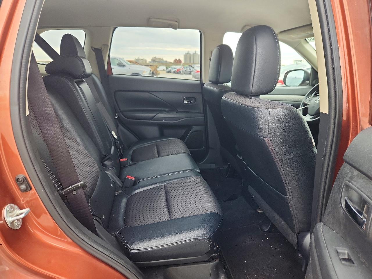 2015 MITSUBISHI OUTLANDER SE photo 11