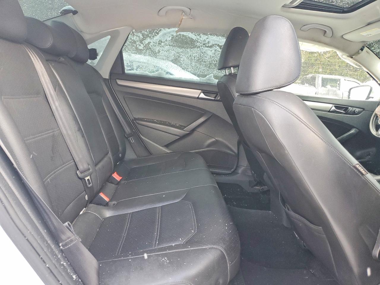 2015 VOLKSWAGEN PASSAT SE photo 10
