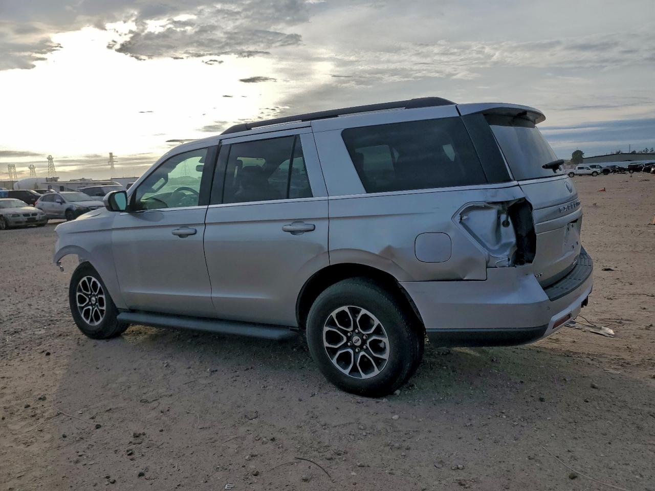 2024 FORD EXPEDITION XLT photo 2