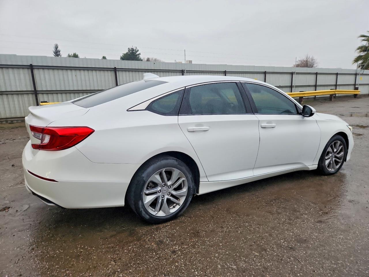 2018 HONDA ACCORD LX photo 3