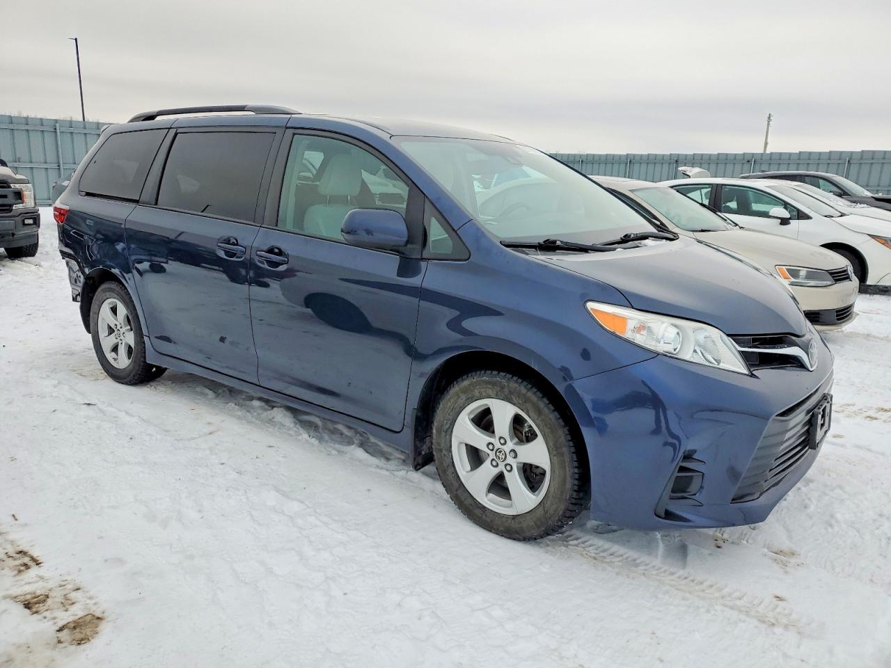 2020 TOYOTA SIENNA LE photo 4