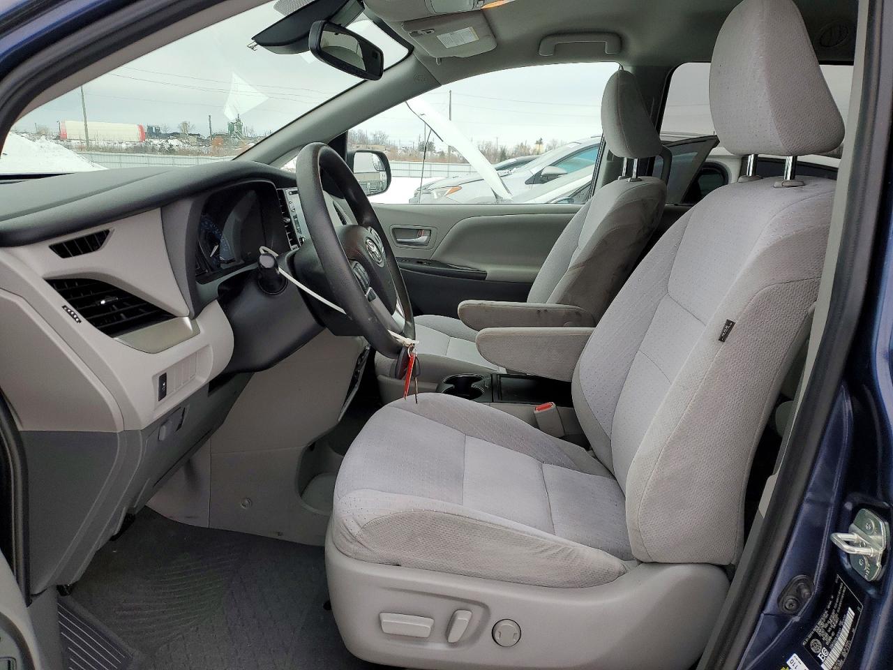 2020 TOYOTA SIENNA LE photo 7