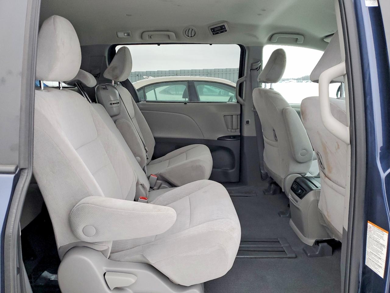 2020 TOYOTA SIENNA LE photo 11